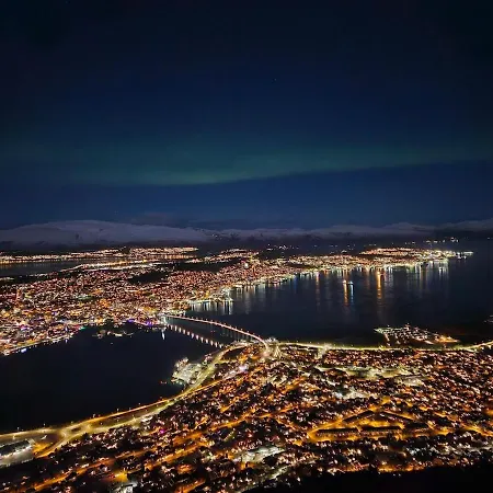 Sjarmerende Sentralt Pa Tromsoya Lägenhet *